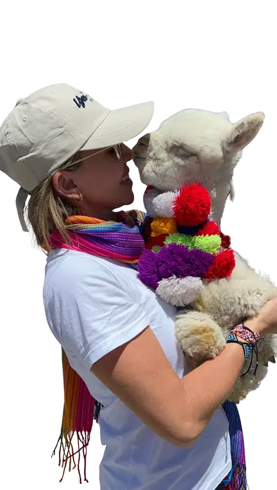 Pilar abrazando una alpaca